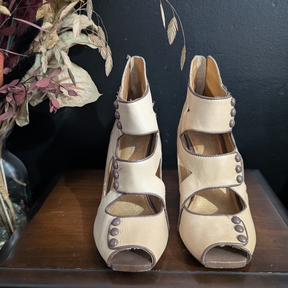 Beige High heel Seychelles peep toe bootie shoes - Picture 2 of 9